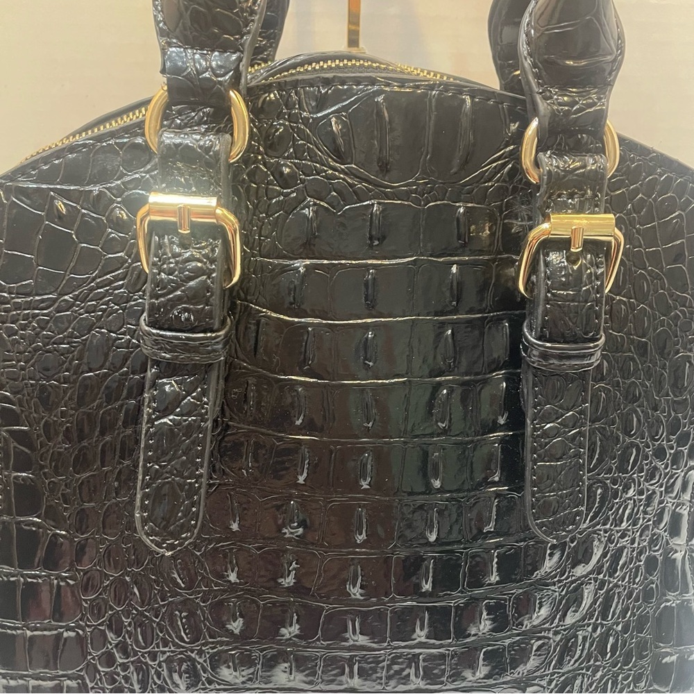 Elegant Black Crocodile-Embossed Women's Handbag. PVC. Dome. Double zip. Used. - Picture 2 of 16